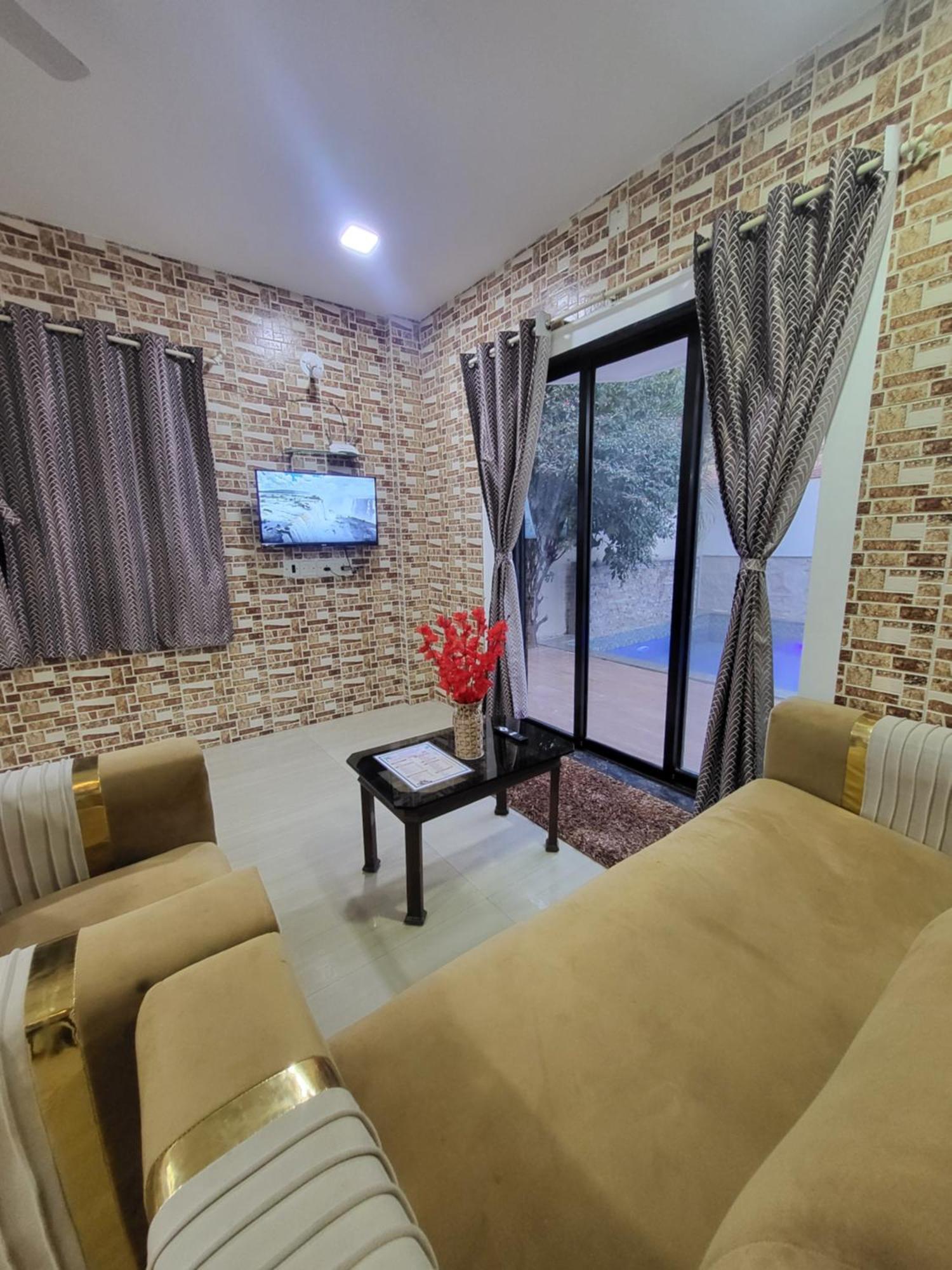 The Perfect Stays Para Disco Big Pool Cricket Turf Villa Lonavala Exteriör bild