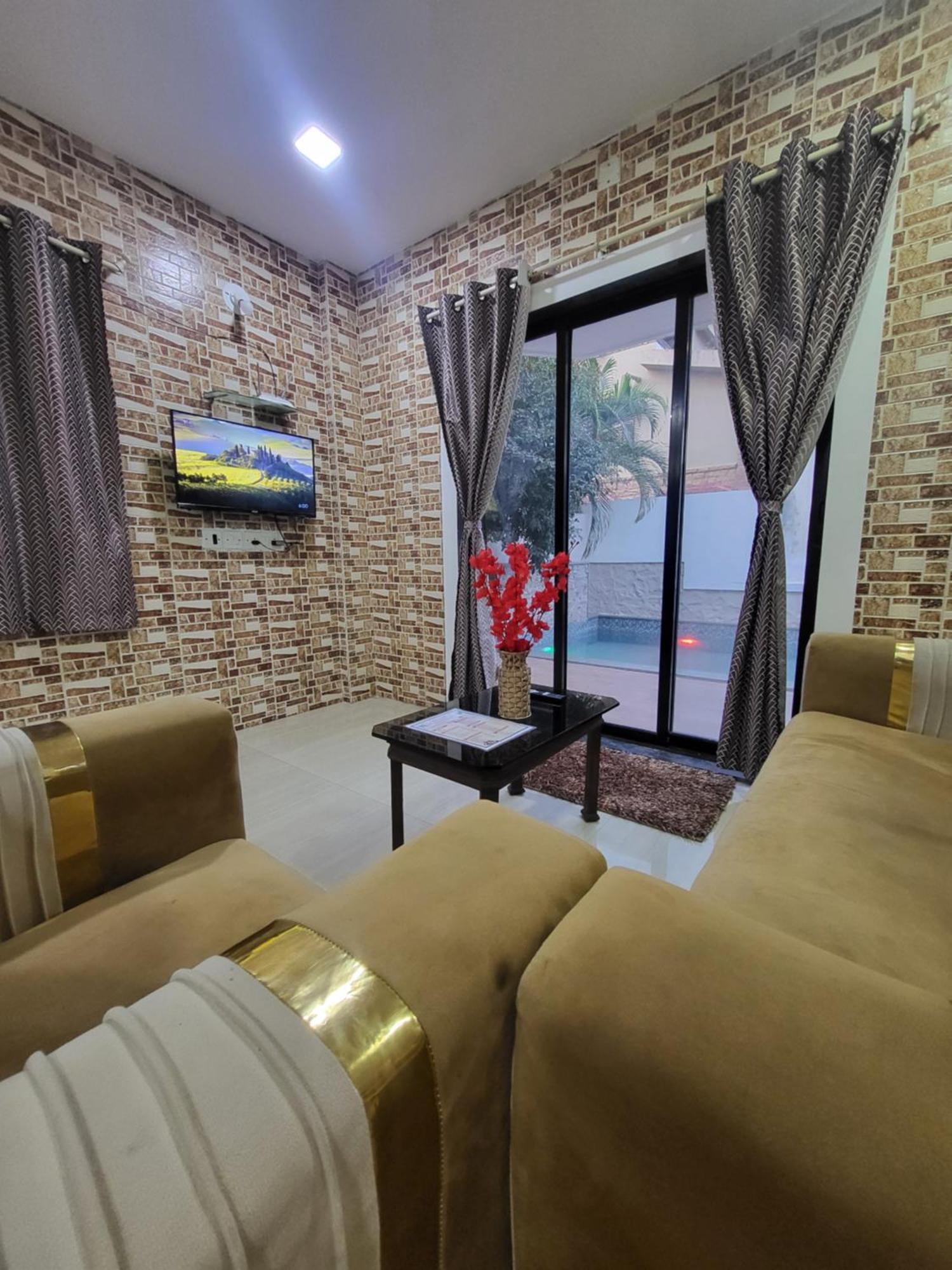 The Perfect Stays Para Disco Big Pool Cricket Turf Villa Lonavala Exteriör bild
